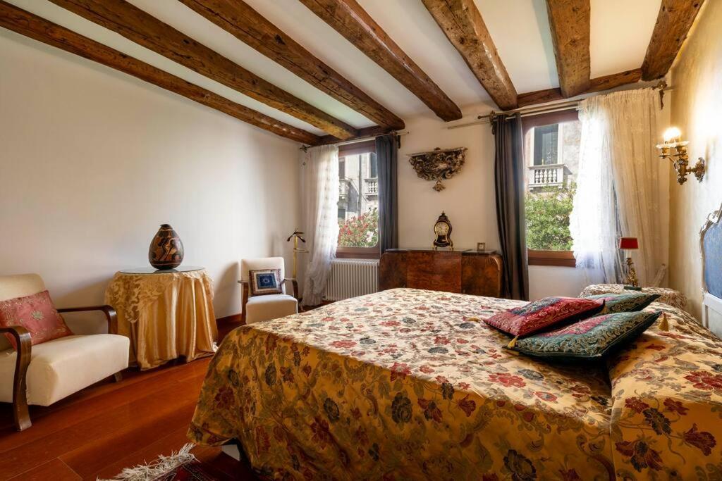 Ca' Mandorla 027042loc09523 Venice